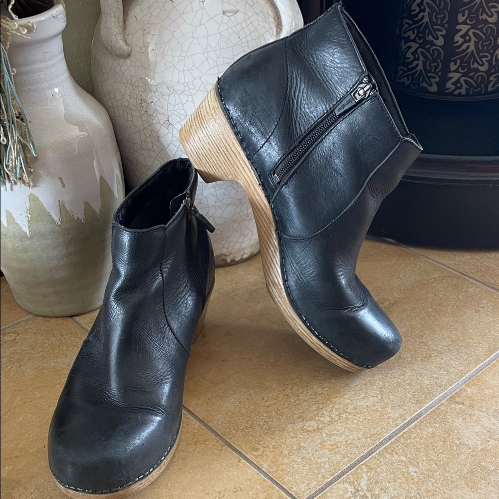 Dansko Maria Black Leather Wooden Clogs Ankle Bootie Boots Size 41 11 - Picture 2 of 9